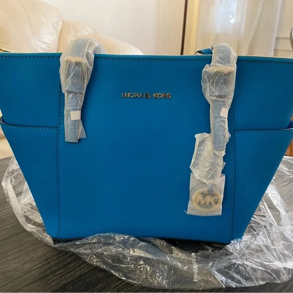 Baby blue best sale michael kors bag